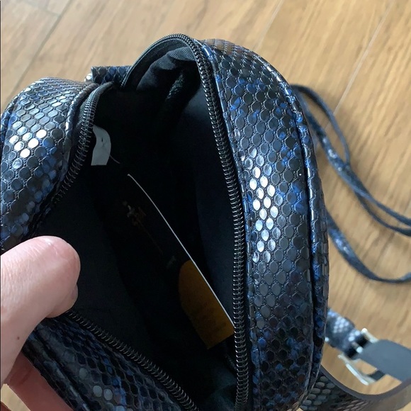 ๐HP๐Faux leather navy belt bag and crossbody - Picture 9 of 10